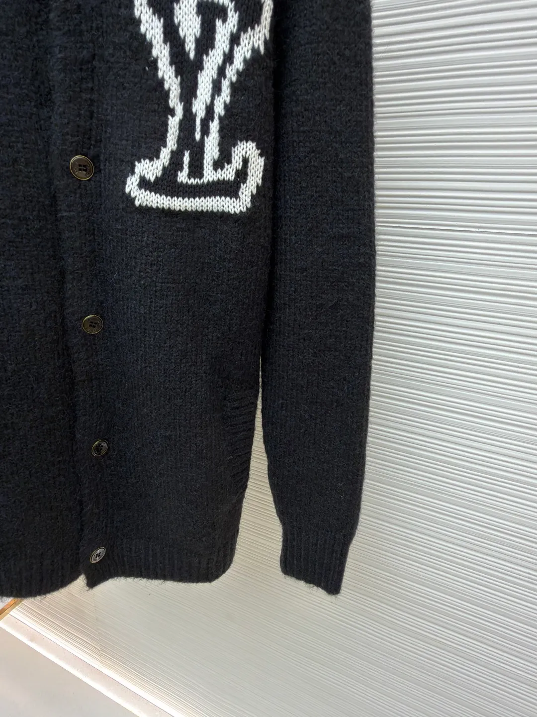 LOUIS VUITTON jacquard logo knitted wool cardigan ●Original version: Purchased and developed for 15999 ●Item number: 1681605-B05 ●Fabric: wool blended fabric ●Technology: jacquard production ●Color: black ●Version: fitted version ●Weight: about 895 grams ●Size: S-M-L-XL ●Description: Made of 40 cashmere, 30 wool, 30 cotton. This type of wool is mixed custom-woven wool. The fabric feels soft and the upper body has a three-dimensional and stylish shape. The button base is made of alloy material, and the pearlescent button laser-engraved brand logo is used on the surface. The jacquard uses imported positive 7-knitted fabric to create the logo. The logo is classic and high-end without losing elegance. This cardigan is made from a blend of sheep wool and yak hair, with thick yarns to create a soft texture. The contrasting LV logo is integrated into the knitted fabric, and the casual and elegant back thread design makes it easy to dress up on weekends. The overall wiring is straight and delicate, the fabric is comfortable and soft, and the color is consistent without color difference. It can be matched with the same style to create a fashionable look and control various occasions. Customized accessories, complete with three standards, same style for men and women!